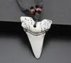 s 20pcs模倣yak骨彫刻サメの歯の魅力ペンダントウッドビーズネックレスアミュレットギフト旅行用お土産5544541