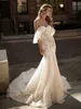 Berta 2017 Abiti da sposa a sirena con spalle scoperte Applique in pizzo Abiti da sposa sexy senza schienale Corte dei treni Abito da sposa a coda di pesce