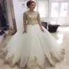 Charmig Half Sleeve Ball Gown Bröllopsklänningar 2021 Med Lyxig Guld Lace Appliques Vestidos de Noiva Plus Storlek Vit Bröllopsklänning