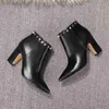 Marca de moda Botas de Salto Alto Para O Lã Das Mulheres De Couro De Vaca Rebite Ankle Booties 85 MM Chunky Heel Senhoras Sapatos Casuais Dedos Apontados SZ35-40