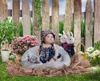 Bébé nouveau-né photographie fond bleu ciel clôture en bois vert prairie jardin fleurs enfants enfants en plein air scénique Photo Shoot décors
