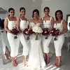 Bescheiden witte thee-lengte bruidsmeisje jurken sexy spaghetti-riemen mouwloze backless bruiloft jurken stijlvolle onderste split avondjurk
