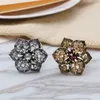 Vente en gros- 2016 Mode Strass Broches Pins Opale Pierre Fleur Écharpe Clips Cristal Trois Boucle Écharpe Clips pour Femmes Filles Cadeaux