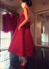 2023レッドティーの長さサテンウエディングドレスは、弓プラスサイズの正方形の首のa-lineストラップフォーマルなイブニングドレスで開いてカスタムメイド