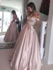 Oszałamiająca linia Blush Różowy Prom Dresses Off The Ramię Długie Formalne Wieczorowe Party Suknie Piętro Długość Nosić z zroszonymi talią i kieszeniami
