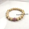 Indien Stil Stretchy 10mm Original Farbe Holz Perlen Armband mit hellrosa Strass Perle für Mädchen Pack von 20pcs