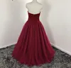 Bourgogne Velvet Ball Gown Prom Klänningar V-Hals Ärmlös Zipper Tillbaka Puffy Tulle Sweet 16 Klänning Quinceneara Dress Mode Aftonklänningar