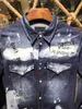 Män västerländsk lapp denimskjorta sammansatt av orolig blekt denim dramatiserade grafitti -klottring och design shirt276k