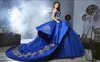 Königsblaues Ballkleid Quinceanera-Kleider, Herzausschnitt, Stickerei-Applikationen, Perlenstickerei, Gold-Satin-Tüll, Luxus-Bonbon-16-Kleider, Sweep-Zug