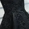 Sexiga Black Party Dresses Lace Prom Klänningar V-Nack Ärmlös Lace-Up Back Knä Längd Evening Kappor Applique Med Pärlor Quinceanera Klänningar