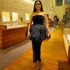 Black Feather Evening Dresses Sexy Bez Ramiączek Peplum Prom Dresses Sheath Długość Piętra Zipper Back Cocktail Formalna Party Dress