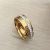 2017 nuevo Lujo de alta calidad de ancho 8 mm 316 Titanio Acero chapado en oro amarillo llave griega anillo de bodas anillo de cristal hombres mujeres