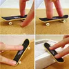 Högkvalitativ nyhet Söt Mini Barnleksaker Skateboard Athletic Finger Skateboard Gåvor för barnen C2412
