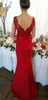 Roter V-Ausschnitt lange Meerjungfrau Brautjungfer Kleider ärmellos Rückenbedeckte Button Sweep Zug Abendkleider mit Applique Custom Made Gowns