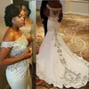 Vintage hors de l'épaule sirène robes de mariée pure cou dentelle appliques perles sexy dos satin robe de mariée robes de mariée africaines