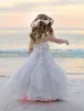 Gorgeous White Flower Girls 'Vestidos para boda 2019 Square Lace Ruffles Niños Ropa formal Sin mangas Long Beach Girl's Pageant Vestidos