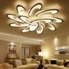 Nowoczesny montowany na powierzchni nowoczesne światła sufitowe LED Żyrandole do salonu sypialnia biały / czarny żyrandole Akrylice lampy lampy oświetlenie