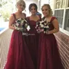 Nya Billiga Bridesmaid Klänningar Burgundy Tulle Cap Sleeves Lace Appliques Lång sommarstrand för bröllop Gästklänning Maid of Honor Gowns