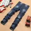 Jeans strappati effetto consumato da uomo alla moda Famoso designer di moda sottile motociclista da motociclista causale pantaloni in denim Jeans da passerella