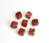 7 조각 자연적인 소형 붉은 재스퍼 조각 된 큐브 크리스탈 레이키 치유는 무료 파우치를 가진 반보적 인 돌