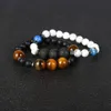 Nya Designs Mens Pulseras Partihandel 10st / Lot 8mm Vit Howlite och 12mm Lava Stone Lucky Energy Armband för män