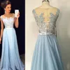 2018 Elegant Light Sky Blue Blue Robes Sheer Necy Cap Cap Garnières appliqués en mousseline de soie appliquée