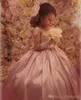 Schöne Spitze mit langen Ärmeln 2019 Arabische Blumenmädchenkleider Satin Sheer Neck Kinderkleid Schöne bodenlange Mädchenhochzeitskleider Günstig