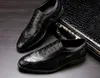 Luxe kwaliteit mannen lederen jurk schoenen waxed krokodil patroon koe lederen ademende boorgaten veter-up puntschoen buisness schoenen