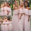 Billiga Chiffon Off Shoulder Bridesmaids Klänningar Lång Pläterad Strand Bröllop Gästklänning Golv Längd Land Maid of Honor Gowns