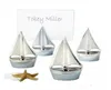 Silver segelbåt placera korthållare med matchande kort för strandbröllop och festdekorationer