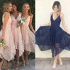 2017 Asymetryczne Wysokie Niski Boho Różowy Prom Party Dresses In Stock Dark Navy V Neck Krótkie sukienki Druhna Bohemian Lace Sukienka ślubna