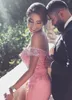 Glamoureuze roze kant applicaties prom jurken fancy nieuwe off shoulder fiesta cap sleeves formele avond feestjurken backless prom jurken