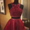 Bling bling två bitar kort burgundy homecoming klänningar sexig juvel nacke pärlstav sequin mini prom party kappor tulle