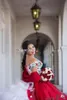 2017 eleganckie czerwone białe satynowe suknie balowe haftowe sukienki Quinceanera z koralikami Słodkie 16 sukienek 15 lat suknie balowe qs1011237r