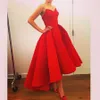 ユニークな赤いウエディングドレス