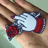 Nuovo arrivo fiore rosa nelle mani Elizabeth ferro ricamato su / cucito su camicie patch abbigliamento tessuto distintivi cucito patch emblema nave libera