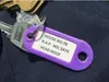 100 pçs / lote Tags de plástico resistente tags de identificação etiqueta de identificação Nome tags com anel dividido para bagagem número chave cadeias de chave prevenir tags perdidas 10 cores