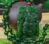 Sculpture manuelle. Collier pendentif talisman porte-bonheur en jade vert wu mammon duc guan (forme rectangulaire)