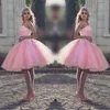 Vacker rosa strapless kort prom klänningar spets upp applikationer pärlor kvällsklänningar tulle knä längd homecoming party klänning formellt slitage
