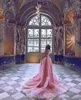 Luxus Rosa Spitze Flügelärmeln Prom Kleider Nach Maß Meerjungfrau Sweep Zug Saudi-Arabien Abendkleider Mit Perlen Gürtel Sheer Neck Vestidos