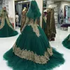 2018 Musulmano Abito da ballo in pizzo verde e oro Islam Abiti da sposa Arabo Collo alto Maniche lunghe Hijab Velo Plus Size Abiti da sposa