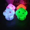 LED LED Grzybowa Lampa 6,5 ​​cm Zmiana kolorów Party Lights Mini Soft Dziecko Dziecko Sleeping Nightlight Nowość Luminous Toy Prezent