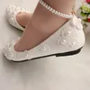 Sapatos de casamento com pérolas baratas para noiva, renda 3d, apliques, salto alto, tira no tornozelo, plus size, bico ponteagudo, sapatos de noiva 270b