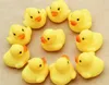 600 pcs Novos Brinquedos Do Banho Do Bebê de Água Brinquedo brinquedos Sons De Borracha Amarela Patos Crianças Banhar Asas de Natação Praia pato Patos Ducks Presentes 2786