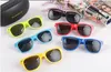 20 piezas / lote Gafas de sol clásicas multicolores para hombres Mujeres y hombres Gafas de sol de playa Gafas de sol para niños UV400 Estilo cuadrado 310g