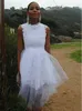 Schöne modische knielange Brautkleider, weiße Spitze, Tüll, kurze, lässige Outdoor-Brautkleider, ärmellose Hochzeits-Partykleidung mit Juwelenausschnitt