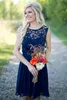 Ülke Tarzı Kraliyet Mavi Şifon Dantelli Düğünler İçin Kısa Nedime Elbiseleri Ucuz Jewel Sırtsız Diz Uzunluğu Sıradan Gowns2498