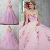 Pink 3D Aplikacja Suknia Balowa Quinceanera Suknie Bez Ramiączek Szyi z odpinanymi Pasek Zroszony Prom Suknie Tulle Lace-Up Back Sweet 16 Dress