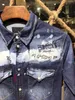 Camisa jeans masculina com remendo ocidental, composta por jeans branqueado desgastado, dramatizado, grafites, rabiscos e designs, camisa253a