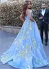 Off-the-Shoulder Neckline Ball Kappa Evensk Klänningar Med Beaded Lace Appliques Blue Prom Dress Vestido Formatura Party Dress